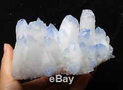 847.4g Nouveau Find! Spécimen De Grappes De Cristal Avec Top Cristal Bleu Clair Et Rare