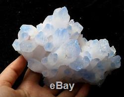 847.4g Nouveau Find! Spécimen De Grappes De Cristal Avec Top Cristal Bleu Clair Et Rare