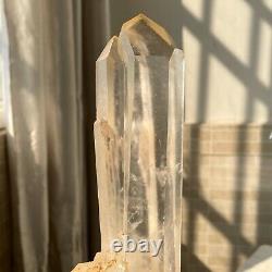 Cluster de cristaux de quartz blanc clair naturel rugueux de 1303g pour la guérison