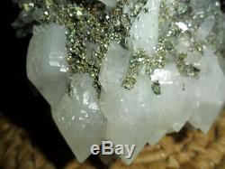 Cristal Point Crystal Point Énorme Et Pyrite Sur Pierre Blanche Magnifique