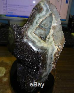 Groupe Geode De Grappes En Cristal Amethyste D'uruguay Avec Base De Stalactite En Bois
