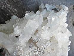 Lit Groupe De Cristal De Quartz Inde Grand 29x16x11 CM 5.611 Kilos Vraie Croyance