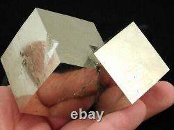 Quatrième! Cubes En Cristal Pyrite Entwined Dans Un Groupe Huge Espagne 575gr